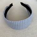 Détail de la texture du tissu vichy bleu et de la doublure antidérapante du serre-tête - Rayures Bleu Clair Noir