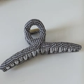 Vue de dessus d'une grande pince à cheveux en tissu à carreaux noir et blanc avec ressort doré - Grille Noir Et Blanc (7# Pince À Cheveux Enveloppée Noir Et Blanc)