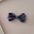 Dettaglio del fiocco per capelli in denim con bordi smerlati rossi e trama in tessuto - Blu Chiaro Denim Fiocco Molletta