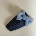 Detailweergave van een denim haarclip met een lichtblauwe chiffon strik accessoire - Blauw Denim Strik Clip