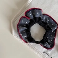 Marineblauwe scrunchie met stippen en rode kanten rand, elastische haarband dames - Zwart Met Witte Stippen