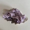 Nahaufnahme von lila Gingham-Stoff-Haargummis in einer schalenförmigen Schale - Haarklammer / Violettes Karo