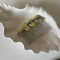 Peineta de corazones de acetato en verde nacarado con púas de metal plateado - Peine de Pelo Corazón Amarillo