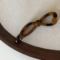 Vue détaillée de la pince banane en écaille de tortue au motif cœur infini - Pince Banane Cœur Texture Écaille