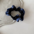 Coletero plisado en denim azul y negro con detalle de perla para coleta elegante - Azul Denim Oscuro Contraste Sin Perla