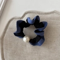 Detalle de coletero de tela vaquera con una gran perla blanca y diseño de bordes plisados - Azul Denim Oscuro Contraste Con Perla