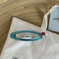 Détail de la pince à cheveux bleue avec pierre rouge en zircon et perle blanche élégante - Barrette Ovale Bleue (Strass Violet)