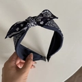 Dunkelblaues Haarband mit Paisley-Muster und großem Knotendesign für Damenfrisuren - Schleife Haarreif / Marineblau
