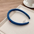 Dettaglio del cerchietto in denim blu con etichetta rossa e marchio interno fatto a mano - Blu Chiaro (Etichetta Rossa)