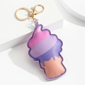 Détail du porte-clés glace en cuir souple avec coutures colorées et fermoir doré chic - Glace