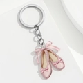 Detail eines rosa Acryl-Ballettschuh-Anhängers mit Seidenschleife und Schlüsselanhänger - Ballettschuhe