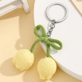 Handgefertigter Schlüsselanhänger mit gestrickter Tulpe, grüner Schleife und Silberring - Gelb