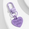 Gros plan du porte-clés cœur violet avec gravure Thank You et fermoir mousqueton assorti - Violet