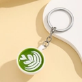 Dettaglio di un portachiavi a tazza di matcha latte in miniatura con design a cuore e anello - Verde Militare (Senza Luce)