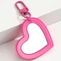 Llavero con espejo en forma de corazón rosa y cierre de metal sobre fondo blanco minimalista - Rosa Rojo
