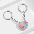 Detail von rosa und blauen Herzanhängern mit Best Friend Gravur in einem zweiteiligen Set - Rosa und Blaues Herz