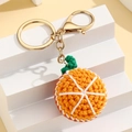 Detail eines handgehäkelten Orangen-Schlüsselanhängers mit feiner Stricktextur - Orange