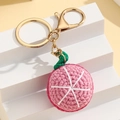 Detailansicht der handgehäkelten Drachenfrucht-Schlüsselanhänger mit goldenem Verschluss - Rosa Orange