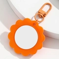 Vue détaillée du miroir de poche tournesol orange avec un fermoir mousqueton stylé - Orange