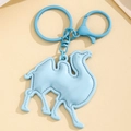 Gedetailleerd beeld van lichtblauwe kameel sleutelhanger met bijpassende gelakte metalen delen - Blauw