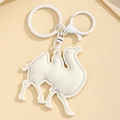 Detail van een crèmekleurige lederen kameelsleutelhanger met stiksels en metalen haak - Wit