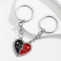 Paar herzförmige Best Friends Schlüsselanhänger mit Strasssteinen und Emaille-Inlay - Schwarz-Roter Spleißstil / Schwarz-Rot