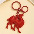 Detailopname van een rode kameel sleutelhanger met fijne stiksels en metalen ringen - Rood