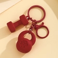 Detailansicht eines dunkelroten, matten Kettlebell-Hantel-Schlüsselanhängers mit Haken - Rot