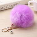 Détail d'un porte-clés pompon en fausse fourrure violette avec boule de cristal dorée - 8cm / Taro Violet
