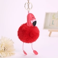 Détail d'un porte-clés flamant rose en pompon rouge avec tête en cuir et crochet doré - Pompon de 8 cm / Rouge