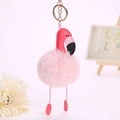 Détail du porte-clés flamant rose avec pompon en fausse fourrure et anneau doré - Pompon de 8 cm / Rose Clair