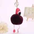 Détail de porte-clés flamant rose avec pompon en fausse fourrure et attache dorée - Pompon de 8 cm / Violet
