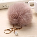 Porte-clés pompon en fourrure rose poudré avec anneau doré et perle en strass - 8cm / Café au Lait