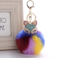 Detail von Fuchs-Schlüsselanhänger mit buntem Pelzball und glitzernden Strass-Verzierungen - Rot Gelb Lila Mix (5)