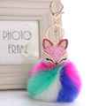 Detail van vossekop sleutelhanger met roze strass steentjes en een kleurrijke faux bont pompon - Multicolor Patchwork (1)