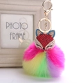Detail van vosvormige kristallen sleutelhanger met regenboog imitatiebont pompon - Regenboog Patchwork (2)