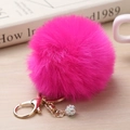 Détail du porte-clés pompon en fausse fourrure rose avec fermoir doré et boule de strass - 8cm / Rouge Rose