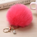 Détail du porte-clés pompon en fausse fourrure rose avec fermoir doré et boule de strass - 8cm / Rouge pastèque
