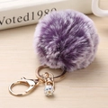 Détail du porte-clés en fausse fourrure violette avec fermoir doré et boule de strass brillant - 8cm / Violet Flocon