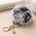 Détail d'un porte-clés en fourrure grise avec fermoir doré et boule de strass sur bois - 8cm / Flocon de Neige Gris