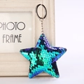 Vue détaillée du porte-clés étoile à paillettes dégradé bleu-vert avec anneau argenté - 8x15cm / Vert