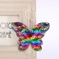 Détail du porte-clés papillon aux paillettes arc-en-ciel avec anneau en métal argenté - 12x9 / Arc-en-ciel