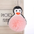 Detalle de llavero de pingüino rosa con piel sintética y anilla de metal plateado - 16cm+8cm / Rosa