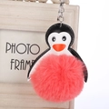 Detalle de llavero de pingüino con pompón de pelo rosa y anilla de metal plateado - 16cm+8cm / Naranja