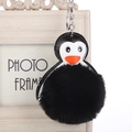 Detalle del llavero de pingüino con pompón de piel negra y anillo de metal plateado - 16cm+8cm / Negro