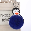 Primer plano detallado de un lindo llavero de pingüino con pompón de piel azul oscuro y metal - 16cm+8cm / Azul Zafiro