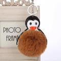 Detalle del llavero de pingüino con pompón de piel sintética marrón y aro metálico - 16cm+8cm / Café