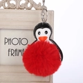 Detalle de llavero de pingüino con pompón rojo de pelo sintético y cabeza de cuero - 16cm+8cm / Rojo