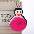 Detalle de llavero de pingüino de pelo rosa con alas de cuero negro y anilla de metal plateado - 16cm+8cm / Rosa rojo