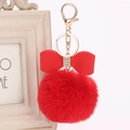 Detalle de llavero con pompón rojo, lazo de diamantes y cierre metálico dorado - 8cm / Rojo